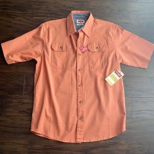 Men’s Wrangler shirt. Size Medium.